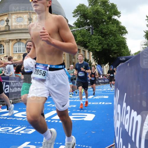 29.06.2025 - hella hamburg halbmarathon Strokosch-Dieckow http://msf.ph/oto/8305913 29.06.2025 10:55:50 Ziel 1179, 2612, 3256, 3668, 4772, 5021, 6569, 7147, 7221, 7976, 8968, 9246, 10084, 12858, 13474, 14365, 15868, 15884, 16401, 16434, 16786, 18125, 18867, 19047 meine-sportfotos.de