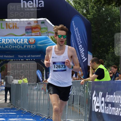 29.06.2025 - hella hamburg halbmarathon Strokosch-Dieckow http://msf.ph/oto/8305932 29.06.2025 10:15:31 Ziel 12673 meine-sportfotos.de