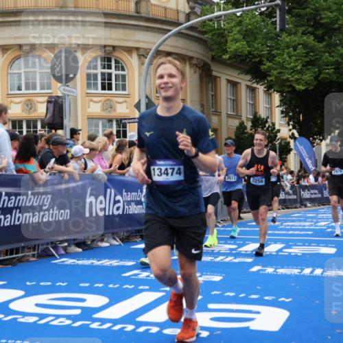 29.06.2025 - hella hamburg halbmarathon Strokosch-Dieckow http://msf.ph/oto/8305956 29.06.2025 10:55:51 Ziel 1179, 2612, 3256, 3668, 4772, 5021, 6569, 7147, 7221, 7976, 8968, 9246, 10084, 12858, 13474, 14365, 14867, 15184, 15868, 15884, 16401, 16434, 16786, 18125, 18867, 19047 meine-sportfotos.de