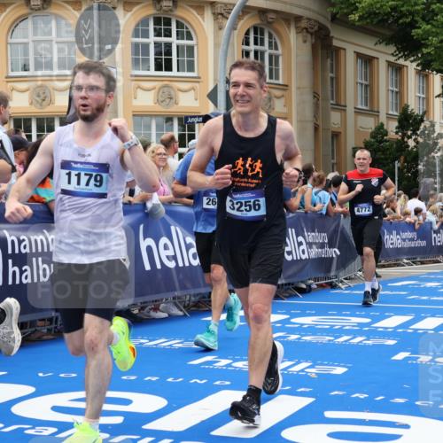 29.06.2025 - hella hamburg halbmarathon Strokosch-Dieckow http://msf.ph/oto/8306098 29.06.2025 10:55:52 Ziel 1179, 2612, 3256, 3668, 4772, 6569, 7147, 7221, 7976, 8968, 9246, 10084, 12858, 13474, 14867, 15184, 15868, 15884, 16176, 16401, 16434, 16786, 18125, 18867, 19047 meine-sportfotos.de