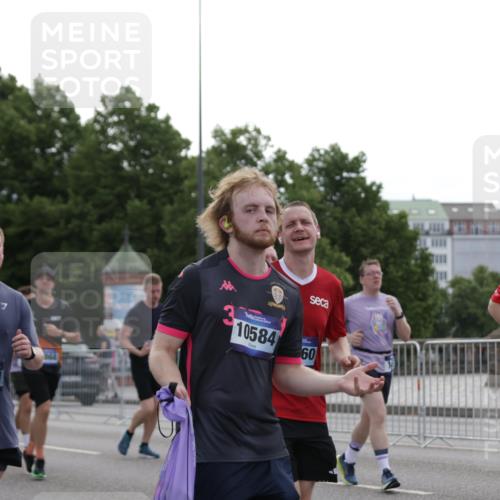 29.06.2025 - hella hamburg halbmarathon Jannik Wohlers http://msf.ph/oto/8306270 29.06.2025 10:37:54 Lombardsbrücke 1196, 1394, 1457, 1596, 1742, 1791, 1966, 2113, 2151, 2498, 3010, 3094, 3095, 3242, 3286, 3338, 3635, 3636, 3716, 3777, 3841, 4159, 4414, 4883, 5085, 5089, 5155, 5300, 5713, 5735, 6199, 6200, 6751, 6930, 7117, 7165, 7552, 7868, 7914, 8539, 8615, 8696, 8718, 9424, 9699, 10584, 11728, 11812, 12116, 12573, 12675, 12677, 12892, 13103, 13200, 13442, 13833, 14016, 14163, 14406, 15101, 15355, 15417, 16061, 16465, 16658, 16708, 16876, 16942, 17053, 17091, 18592 meine-sportfotos.de