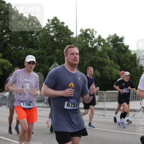 29.06.2025 - hella hamburg halbmarathon Jannik Wohlers http://msf.ph/oto/8306291 29.06.2025 10:37:55 Lombardsbrücke 1196, 1394, 1457, 1596, 1742, 1791, 1966, 2113, 2151, 2498, 3010, 3094, 3095, 3242, 3286, 3338, 3635, 3636, 3716, 3777, 3841, 4159, 4414, 4883, 5085, 5089, 5155, 5300, 5735, 6200, 6751, 6930, 7117, 7165, 7552, 7868, 7914, 8539, 8615, 8696, 8718, 9424, 9699, 10584, 11728, 11812, 12116, 12573, 12675, 12677, 12892, 13200, 13442, 13823, 13833, 14016, 14163, 14406, 15101, 15355, 15417, 15644, 16061, 16214, 16465, 16658, 16708, 16876, 16942, 17053, 17091 meine-sportfotos.de