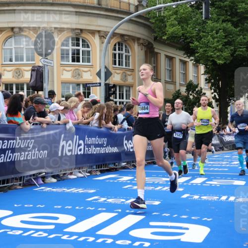 29.06.2025 - hella hamburg halbmarathon Strokosch-Dieckow http://msf.ph/oto/8306320 29.06.2025 10:55:57 Ziel 1180, 2612, 3042, 3058, 3256, 3668, 4772, 7147, 7594, 7976, 8968, 9246, 10084, 14867, 15184, 15868, 15884, 16176, 18212, 18867 meine-sportfotos.de