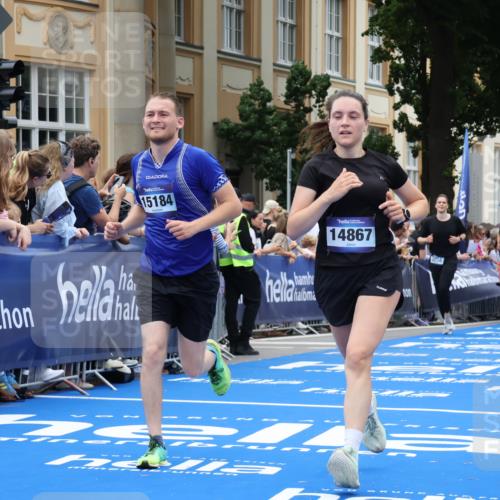29.06.2025 - hella hamburg halbmarathon Strokosch-Dieckow http://msf.ph/oto/8306601 29.06.2025 10:56:00 Ziel 1180, 3042, 3058, 4594, 4813, 5570, 7147, 7594, 8968, 9246, 10084, 12545, 14867, 15184, 15868, 15884, 16176, 17640, 17642, 18212 meine-sportfotos.de