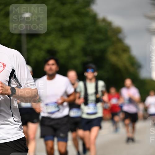 29.06.2025 - hella hamburg halbmarathon Dr. Thomas Lammeyer http://msf.ph/oto/8306661 29.06.2025 10:16:45 Kennedybrücke 1020, 1051, 2531, 2942, 3360, 3363, 4187, 4532, 6489, 7014, 7873, 8398, 8405, 8917, 9705, 10067, 10402, 10409, 11025 meine-sportfotos.de
