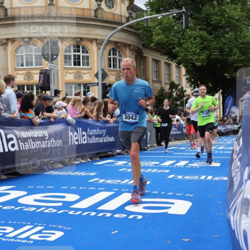29.06.2025 - hella hamburg halbmarathon Strokosch-Dieckow http://msf.ph/oto/8306721 29.06.2025 10:56:03 Ziel 1180, 3042, 3058, 4594, 4813, 5492, 5570, 7594, 8330, 8639, 9907, 12545, 14867, 15184, 15868, 16176, 17640, 17642, 18212 meine-sportfotos.de