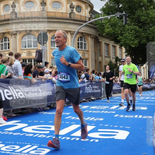29.06.2025 - hella hamburg halbmarathon Strokosch-Dieckow http://msf.ph/oto/8306757 29.06.2025 10:56:04 Ziel 1180, 3042, 3058, 4594, 4813, 5492, 5570, 7594, 8330, 8639, 9907, 12545, 14363, 14867, 15184, 15868, 16176, 17640, 17642, 18212 meine-sportfotos.de