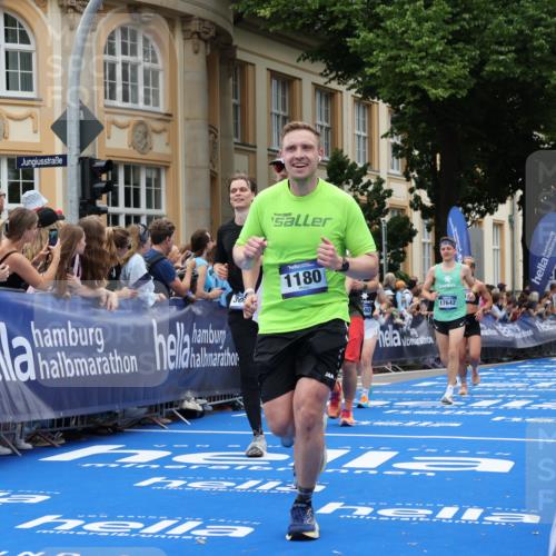 29.06.2025 - hella hamburg halbmarathon Strokosch-Dieckow http://msf.ph/oto/8306787 29.06.2025 10:56:04 Ziel 1180, 3042, 3058, 4594, 4813, 5492, 5570, 7594, 8330, 8639, 9907, 12545, 14363, 14867, 15184, 15868, 16176, 17640, 17642, 18212 meine-sportfotos.de