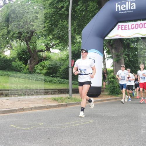 29.06.2025 - hella hamburg halbmarathon KatJ http://msf.ph/oto/8306818 29.06.2025 10:44:05 Zwischen KM18-KM19 1719, 2883, 4951 meine-sportfotos.de