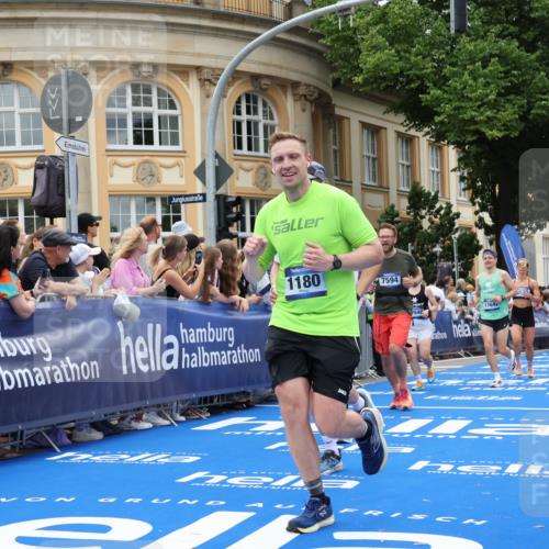 29.06.2025 - hella hamburg halbmarathon Strokosch-Dieckow http://msf.ph/oto/8306823 29.06.2025 10:56:05 Ziel 1180, 3042, 3058, 4594, 4813, 5492, 5570, 7594, 8330, 8639, 9907, 12545, 14363, 14867, 15184, 15484, 16113, 16176, 16634, 17640, 17642, 18212 meine-sportfotos.de