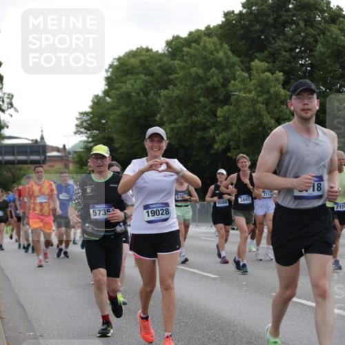 29.06.2025 - hella hamburg halbmarathon Jannik Wohlers http://msf.ph/oto/8306833 29.06.2025 10:38:00 Lombardsbrücke 1457, 1596, 1721, 1742, 1791, 2113, 2151, 2498, 3010, 3094, 3095, 3242, 3286, 3338, 3635, 3636, 3716, 3777, 3841, 4139, 4155, 4159, 4883, 5085, 5089, 5155, 5300, 5617, 5684, 5735, 6200, 6751, 6930, 7117, 7371, 7561, 7692, 7868, 8635, 8718, 9424, 9699, 10584, 11728, 11812, 12116, 12675, 12677, 13000, 13200, 13823, 13833, 14016, 14096, 14406, 15101, 15417, 15644, 16061, 16174, 16214, 16465, 16708, 16942, 17091, 17478, 18709 meine-sportfotos.de