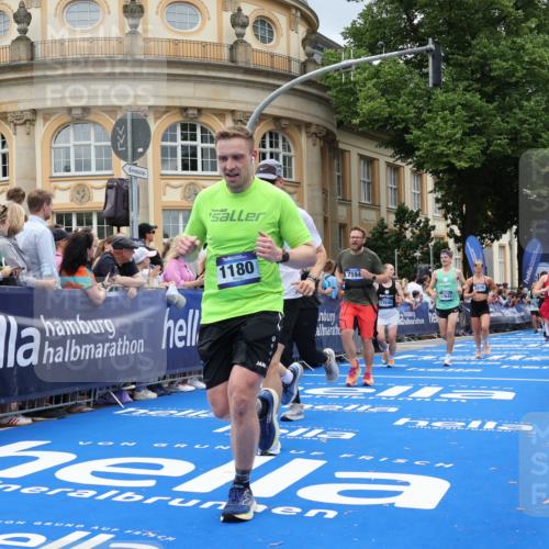 29.06.2025 - hella hamburg halbmarathon Strokosch-Dieckow http://msf.ph/oto/8306868 29.06.2025 10:56:05 Ziel 1180, 3042, 3058, 4594, 4813, 5492, 5570, 7594, 8330, 8639, 9907, 12545, 14363, 14867, 15184, 15484, 16113, 16176, 16634, 17640, 17642, 18212 meine-sportfotos.de