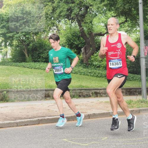 29.06.2025 - hella hamburg halbmarathon KatJ http://msf.ph/oto/8306975 29.06.2025 10:14:40 Zwischen KM18-KM19 2892, 7142, 7855 meine-sportfotos.de