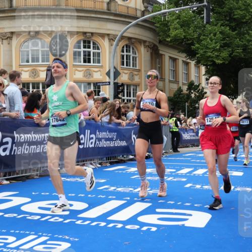 29.06.2025 - hella hamburg halbmarathon Strokosch-Dieckow http://msf.ph/oto/8307011 29.06.2025 10:56:08 Ziel 1180, 1193, 3042, 3058, 4594, 4813, 5465, 5492, 5570, 7594, 8330, 8639, 9903, 9907, 10789, 12348, 12545, 14363, 15484, 16113, 16634, 17468, 17640, 17642, 18212, 19152 meine-sportfotos.de