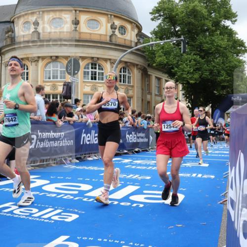 29.06.2025 - hella hamburg halbmarathon Strokosch-Dieckow http://msf.ph/oto/8307028 29.06.2025 10:56:09 Ziel 1180, 1193, 3058, 4594, 4813, 5465, 5492, 5570, 7594, 8330, 8639, 9903, 9907, 10789, 12348, 12545, 14363, 15484, 16113, 16634, 17468, 17640, 17642, 18212, 19152 meine-sportfotos.de