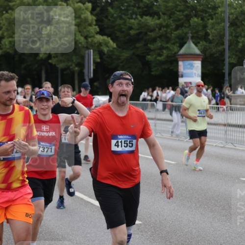 29.06.2025 - hella hamburg halbmarathon Jannik Wohlers http://msf.ph/oto/8307053 29.06.2025 10:38:08 Lombardsbrücke 1721, 1791, 2113, 2151, 2576, 2660, 3010, 3094, 3095, 3216, 3286, 3323, 3635, 3636, 3726, 3777, 3841, 4028, 4139, 4155, 4159, 4259, 4260, 4316, 4883, 5085, 5089, 5155, 5617, 5684, 5735, 5913, 6695, 6696, 6875, 7117, 7148, 7371, 7561, 7692, 8635, 8718, 9004, 9424, 9699, 11635, 11697, 11728, 12075, 12116, 12577, 12677, 13000, 13200, 13823, 14096, 15101, 15644, 16174, 16214, 16708, 17091, 17250, 17333, 17478, 18471, 18709 meine-sportfotos.de