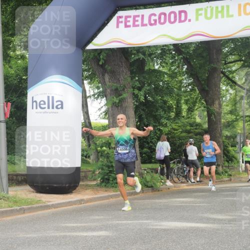 29.06.2025 - hella hamburg halbmarathon KatJ http://msf.ph/oto/8307054 29.06.2025 10:14:44 Zwischen KM18-KM19 2892, 7142 meine-sportfotos.de