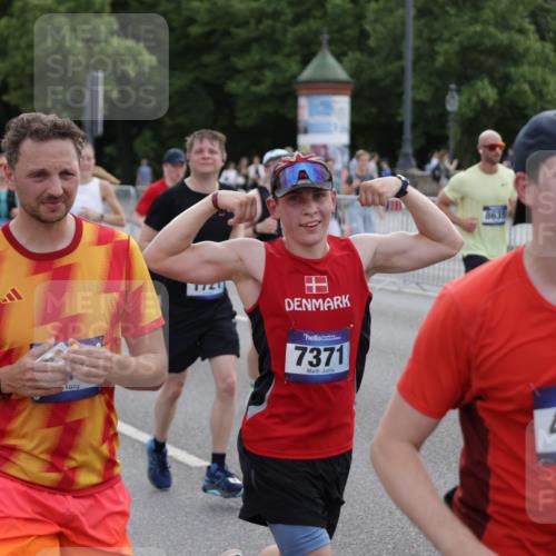 29.06.2025 - hella hamburg halbmarathon Jannik Wohlers http://msf.ph/oto/8307068 29.06.2025 10:38:08 Lombardsbrücke 1721, 1791, 2113, 2151, 2576, 2660, 3010, 3094, 3095, 3216, 3286, 3323, 3635, 3636, 3726, 3777, 3841, 4028, 4139, 4155, 4159, 4259, 4260, 4316, 4883, 5085, 5089, 5155, 5617, 5684, 5735, 5913, 6695, 6696, 6875, 7117, 7148, 7371, 7561, 7692, 8635, 8718, 9004, 9424, 9699, 11635, 11697, 11728, 12075, 12116, 12577, 12677, 13000, 13200, 13823, 14096, 15101, 15644, 16174, 16214, 16708, 17091, 17250, 17333, 17478, 18471, 18709 meine-sportfotos.de