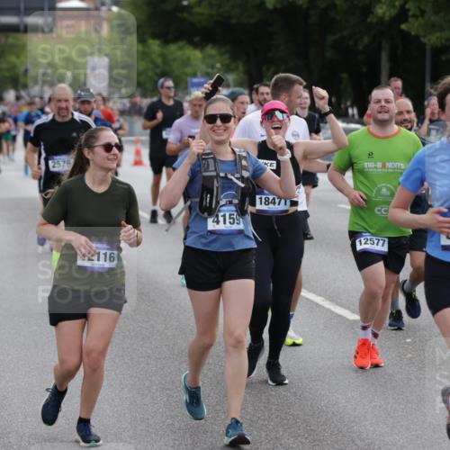 29.06.2025 - hella hamburg halbmarathon Jannik Wohlers http://msf.ph/oto/8307170 29.06.2025 10:38:10 Lombardsbrücke 56, 1721, 2151, 2576, 2660, 3094, 3095, 3216, 3286, 3323, 3726, 3777, 3841, 4028, 4139, 4155, 4159, 4259, 4260, 4316, 4883, 5085, 5089, 5155, 5617, 5684, 5735, 5913, 6695, 6696, 6875, 7117, 7148, 7371, 7561, 7692, 7849, 8583, 8635, 8718, 9004, 9424, 9699, 11635, 11697, 11728, 12075, 12116, 12577, 13000, 13200, 13823, 14096, 15644, 15755, 16174, 16214, 16708, 17091, 17250, 17333, 17478, 18471, 18709 meine-sportfotos.de