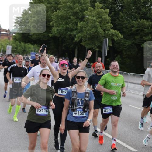 29.06.2025 - hella hamburg halbmarathon Jannik Wohlers http://msf.ph/oto/8307280 29.06.2025 10:38:11 Lombardsbrücke 56, 1721, 2151, 2576, 2660, 2693, 3094, 3095, 3216, 3323, 3726, 3777, 3841, 4028, 4139, 4155, 4159, 4259, 4260, 4316, 4883, 5085, 5089, 5155, 5617, 5684, 5735, 5913, 6695, 6696, 6875, 7117, 7148, 7371, 7561, 7692, 7849, 8583, 8635, 8747, 9004, 9424, 9699, 11635, 11697, 11728, 12075, 12116, 12577, 13000, 13200, 13823, 14096, 15644, 15755, 16174, 16214, 16708, 17091, 17250, 17333, 17478, 18471, 18709 meine-sportfotos.de