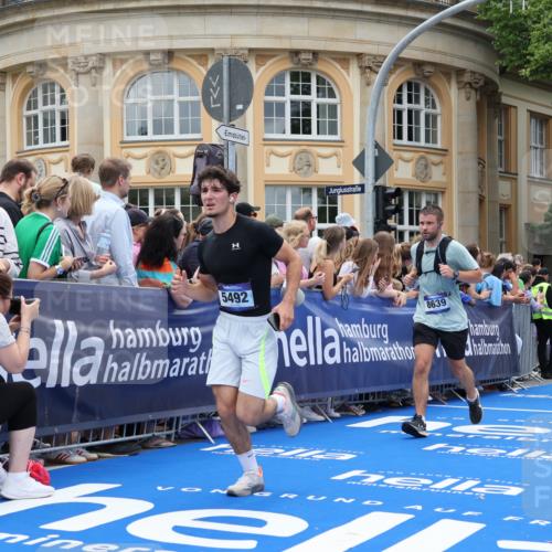 29.06.2025 - hella hamburg halbmarathon Strokosch-Dieckow http://msf.ph/oto/8307295 29.06.2025 10:56:12 Ziel 1193, 4594, 4813, 5465, 5492, 5570, 7547, 8330, 8639, 9903, 9907, 10789, 12348, 12545, 14363, 15484, 16113, 16375, 16634, 17468, 17640, 17642, 18117, 18495, 18652, 18741, 19152 meine-sportfotos.de