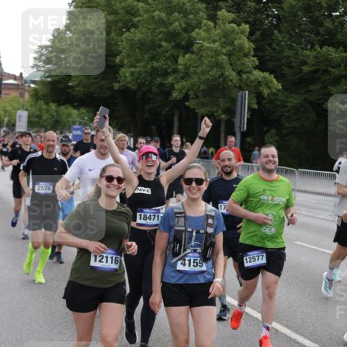 29.06.2025 - hella hamburg halbmarathon Jannik Wohlers http://msf.ph/oto/8307302 29.06.2025 10:38:11 Lombardsbrücke 56, 1721, 2151, 2576, 2660, 2693, 3094, 3095, 3216, 3323, 3726, 3777, 3841, 4028, 4139, 4155, 4159, 4259, 4260, 4316, 4883, 5085, 5089, 5155, 5617, 5684, 5735, 5913, 6695, 6696, 6875, 7117, 7148, 7371, 7561, 7692, 7849, 8583, 8635, 8747, 9004, 9424, 9699, 11635, 11697, 11728, 12075, 12116, 12577, 13000, 13200, 13823, 14096, 15644, 15755, 16174, 16214, 16708, 17091, 17250, 17333, 17478, 18471, 18709 meine-sportfotos.de