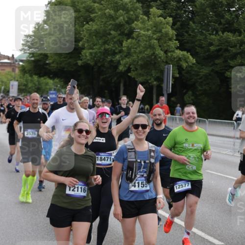 29.06.2025 - hella hamburg halbmarathon Jannik Wohlers http://msf.ph/oto/8307323 29.06.2025 10:38:11 Lombardsbrücke 56, 1721, 2151, 2576, 2660, 2693, 3094, 3095, 3216, 3323, 3726, 3777, 3841, 4028, 4139, 4155, 4159, 4259, 4260, 4316, 4883, 5085, 5089, 5155, 5617, 5684, 5735, 5913, 6695, 6696, 6875, 7117, 7148, 7371, 7561, 7692, 7849, 8583, 8635, 8747, 9004, 9424, 9699, 11635, 11697, 11728, 12075, 12116, 12577, 13000, 13200, 13823, 14096, 15644, 15755, 16174, 16214, 16708, 17091, 17250, 17333, 17478, 18471, 18709 meine-sportfotos.de