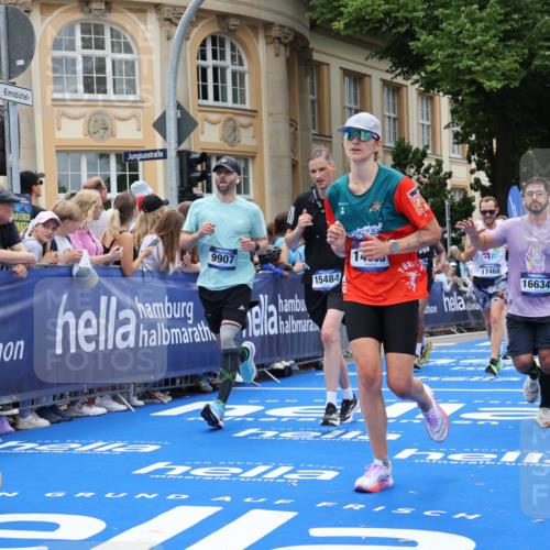 29.06.2025 - hella hamburg halbmarathon Strokosch-Dieckow http://msf.ph/oto/8307405 29.06.2025 10:56:13 Ziel 1193, 4594, 4813, 5465, 5492, 5570, 7547, 8330, 8639, 9903, 9907, 10789, 11309, 12348, 12545, 14363, 15300, 15484, 16113, 16375, 16634, 17468, 17642, 18117, 18495, 18652, 18741, 19152 meine-sportfotos.de
