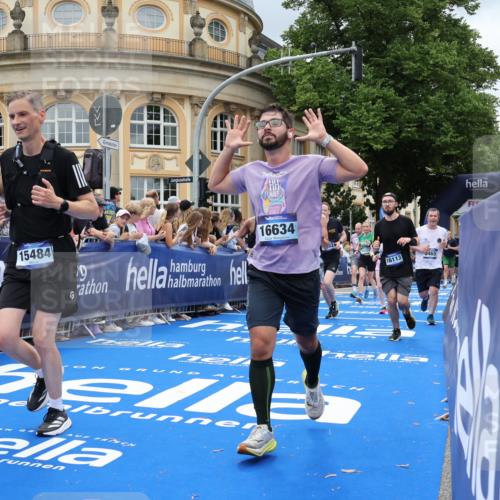 29.06.2025 - hella hamburg halbmarathon Strokosch-Dieckow http://msf.ph/oto/8307533 29.06.2025 10:56:15 Ziel 1193, 4029, 5465, 5492, 5672, 7547, 8330, 8639, 9903, 9907, 10789, 11231, 11309, 12348, 14363, 15300, 15484, 16113, 16375, 16634, 17468, 18117, 18495, 18652, 18741, 19152 meine-sportfotos.de