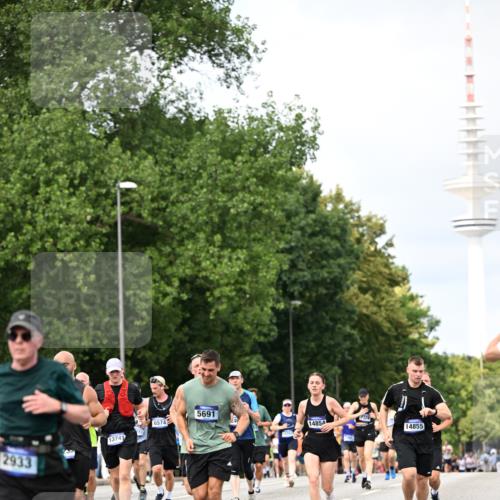 29.06.2025 - hella hamburg halbmarathon Dr. Thomas Lammeyer http://msf.ph/oto/8307537 29.06.2025 10:38:17 Kennedybrücke 1025, 1705, 1764, 1787, 2038, 2276, 2464, 2496, 2510, 2511, 2933, 3264, 3340, 3345, 3848, 4445, 4824, 4826, 4942, 5096, 5566, 5569, 5691, 6034, 6109, 6364, 6515, 6516, 6574, 6718, 6727, 7027, 7324, 7329, 7565, 7653, 7982, 8202, 8277, 8282, 8349, 8401, 9094, 9875, 10007, 10048, 10071, 10561, 10564, 11229, 11338, 11432 meine-sportfotos.de