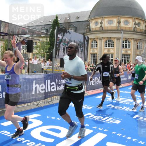 29.06.2025 - hella hamburg halbmarathon Michael Strokosch http://msf.ph/oto/8307539 29.06.2025 10:58:02 Ziel 1200, 2025, 3093, 3141, 3575, 4579, 6531, 7138, 7159, 7189, 8089, 10036, 11394, 11832, 12378, 12773, 13465, 14881, 15090, 15349, 15527, 18762 meine-sportfotos.de