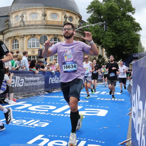 29.06.2025 - hella hamburg halbmarathon Strokosch-Dieckow http://msf.ph/oto/8307559 29.06.2025 10:56:15 Ziel 1193, 4029, 5465, 5492, 5672, 7547, 8330, 8639, 9903, 9907, 10789, 11231, 11309, 12348, 14363, 15300, 15484, 16113, 16375, 16634, 17468, 18117, 18495, 18652, 18741, 19152 meine-sportfotos.de