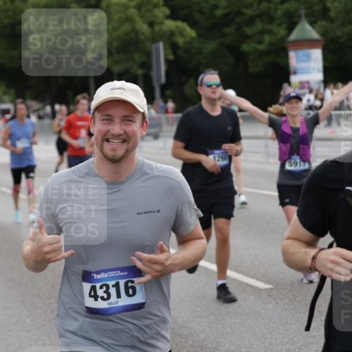 29.06.2025 - hella hamburg halbmarathon Jannik Wohlers http://msf.ph/oto/8307681 29.06.2025 10:38:16 Lombardsbrücke 56, 1721, 2576, 2660, 2693, 3216, 3323, 3726, 3927, 4028, 4139, 4155, 4259, 4260, 4316, 5617, 5684, 5913, 6695, 6696, 6875, 7148, 7263, 7371, 7561, 7692, 7849, 8367, 8583, 8635, 8747, 9004, 9455, 11059, 11635, 11697, 12072, 12075, 12577, 13000, 13823, 14096, 15644, 15755, 16174, 16181, 16214, 16346, 17250, 17333, 17478, 18050, 18471, 18504, 18709 meine-sportfotos.de