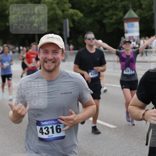 29.06.2025 - hella hamburg halbmarathon Jannik Wohlers http://msf.ph/oto/8307706 29.06.2025 10:38:16 Lombardsbrücke 56, 1721, 2576, 2660, 2693, 3216, 3323, 3726, 3927, 4028, 4139, 4155, 4259, 4260, 4316, 5617, 5684, 5913, 6695, 6696, 6875, 7148, 7263, 7371, 7561, 7692, 7849, 8367, 8583, 8635, 8747, 9004, 9455, 11059, 11635, 11697, 12072, 12075, 12577, 13000, 13823, 14096, 15644, 15755, 16174, 16181, 16214, 16346, 17250, 17333, 17478, 18050, 18471, 18504, 18709 meine-sportfotos.de