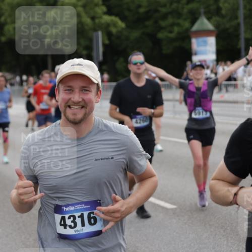 29.06.2025 - hella hamburg halbmarathon Jannik Wohlers http://msf.ph/oto/8307740 29.06.2025 10:38:16 Lombardsbrücke 56, 1721, 2576, 2660, 2693, 3216, 3323, 3726, 3927, 4028, 4139, 4155, 4259, 4260, 4316, 5617, 5684, 5913, 6695, 6696, 6875, 7148, 7263, 7371, 7561, 7692, 7849, 8367, 8583, 8635, 8747, 9004, 9455, 11059, 11635, 11697, 12072, 12075, 12577, 13000, 13823, 14096, 15644, 15755, 16174, 16181, 16214, 16346, 17250, 17333, 17478, 18050, 18471, 18504, 18709 meine-sportfotos.de