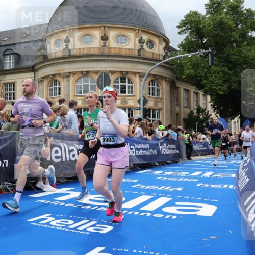 29.06.2025 - hella hamburg halbmarathon Strokosch-Dieckow http://msf.ph/oto/8307764 29.06.2025 10:56:18 Ziel 1193, 3048, 4029, 5465, 5672, 7547, 7742, 8863, 9622, 9903, 10665, 10789, 11231, 11309, 12348, 14363, 15300, 15484, 15818, 16113, 16375, 16634, 17468, 18117, 18495, 18652, 18741, 19152 meine-sportfotos.de