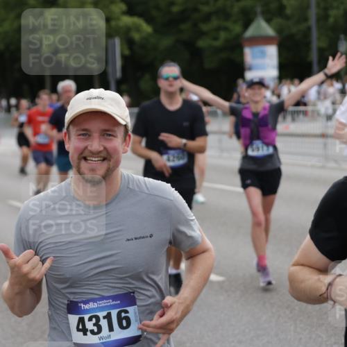29.06.2025 - hella hamburg halbmarathon Jannik Wohlers http://msf.ph/oto/8307784 29.06.2025 10:38:17 Lombardsbrücke 56, 1721, 2576, 2660, 2693, 3216, 3323, 3726, 3927, 4028, 4139, 4155, 4259, 4260, 4316, 5617, 5684, 5913, 6695, 6696, 6875, 7148, 7263, 7371, 7561, 7692, 7849, 8367, 8583, 8635, 8747, 9004, 9455, 11059, 11635, 11697, 12028, 12072, 12075, 12577, 13000, 14096, 15755, 16174, 16181, 16346, 17250, 17333, 17478, 18050, 18471, 18504, 18709 meine-sportfotos.de