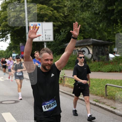 29.06.2025 - hella hamburg halbmarathon Yannick Fuchs http://msf.ph/oto/8307829 29.06.2025 10:50:27 20KM 1583, 1877, 1955, 2083, 2741, 3413, 4152, 4594, 4813, 5418, 5492, 5570, 5744, 6399, 7037, 7547, 8542, 8652, 8669, 8968, 8996, 9246, 9884, 9903, 9907, 9934, 10084, 10093, 10665, 11870, 12348, 12590, 12712, 13394, 13666, 13691, 13750, 14408, 14588, 14678, 14867, 15097, 15407, 15431, 15695, 16008, 16009, 16121, 16620, 16634, 16679, 17268, 17660, 17993, 18117, 18719, 18867, 18899, 19091 meine-sportfotos.de