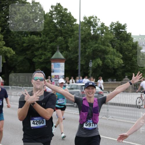 29.06.2025 - hella hamburg halbmarathon Jannik Wohlers http://msf.ph/oto/8307836 29.06.2025 10:38:17 Lombardsbrücke 56, 1721, 2576, 2660, 2693, 3216, 3323, 3726, 3927, 4028, 4139, 4155, 4259, 4260, 4316, 5617, 5684, 5913, 6695, 6696, 6875, 7148, 7263, 7371, 7561, 7692, 7849, 8367, 8583, 8635, 8747, 9004, 9455, 11059, 11635, 11697, 12028, 12072, 12075, 12577, 13000, 14096, 15755, 16174, 16181, 16346, 17250, 17333, 17478, 18050, 18471, 18504, 18709 meine-sportfotos.de