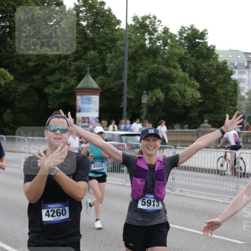29.06.2025 - hella hamburg halbmarathon Jannik Wohlers http://msf.ph/oto/8307874 29.06.2025 10:38:18 Lombardsbrücke 56, 1390, 1721, 2576, 2660, 2693, 3216, 3323, 3726, 3927, 4028, 4259, 4260, 4316, 5617, 5684, 5913, 6695, 6696, 6875, 7148, 7263, 7371, 7561, 7692, 7849, 8367, 8583, 8635, 8747, 9004, 9455, 9708, 10604, 11059, 11635, 11697, 12028, 12072, 12075, 12577, 12722, 14096, 15755, 16181, 16346, 17250, 17333, 17478, 18050, 18471, 18504, 18709 meine-sportfotos.de
