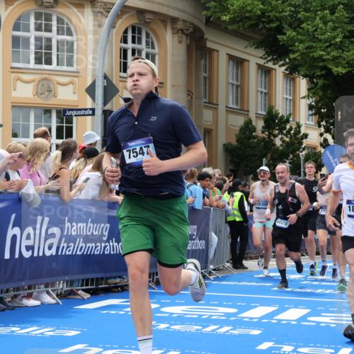 29.06.2025 - hella hamburg halbmarathon Strokosch-Dieckow http://msf.ph/oto/8307885 29.06.2025 10:56:20 Ziel 1193, 3048, 4029, 5465, 5672, 7547, 7742, 8863, 9622, 9903, 10665, 10789, 11231, 11309, 12348, 15300, 15818, 16375, 17468, 17734, 18117, 18495, 18652, 18741, 19152 meine-sportfotos.de