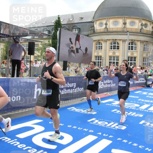 29.06.2025 - hella hamburg halbmarathon Michael Strokosch http://msf.ph/oto/8307905 29.06.2025 10:58:06 Ziel 1200, 1611, 3141, 4319, 4579, 6531, 6892, 8089, 10036, 10408, 11832, 12378, 12773, 13465, 13666, 15090, 15189, 15527, 18762 meine-sportfotos.de