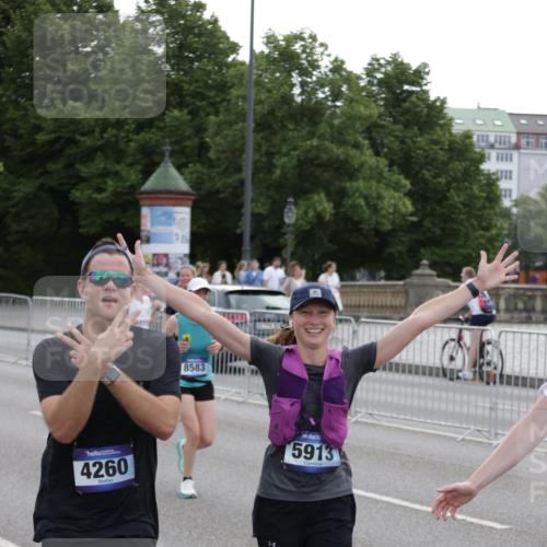 29.06.2025 - hella hamburg halbmarathon Jannik Wohlers http://msf.ph/oto/8307913 29.06.2025 10:38:18 Lombardsbrücke 56, 1390, 1721, 2576, 2660, 2693, 3216, 3323, 3726, 3927, 4028, 4259, 4260, 4316, 5617, 5684, 5913, 6695, 6696, 6875, 7148, 7263, 7371, 7561, 7692, 7849, 8367, 8583, 8635, 8747, 9004, 9455, 9708, 10604, 11059, 11635, 11697, 12028, 12072, 12075, 12577, 12722, 14096, 15755, 16181, 16346, 17250, 17333, 17478, 18050, 18471, 18504, 18709 meine-sportfotos.de