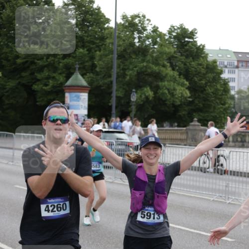 29.06.2025 - hella hamburg halbmarathon Jannik Wohlers http://msf.ph/oto/8307940 29.06.2025 10:38:18 Lombardsbrücke 56, 1390, 1721, 2576, 2660, 2693, 3216, 3323, 3726, 3927, 4028, 4259, 4260, 4316, 5617, 5684, 5913, 6695, 6696, 6875, 7148, 7263, 7371, 7561, 7692, 7849, 8367, 8583, 8635, 8747, 9004, 9455, 9708, 10604, 11059, 11635, 11697, 12028, 12072, 12075, 12577, 12722, 14096, 15755, 16181, 16346, 17250, 17333, 17478, 18050, 18471, 18504, 18709 meine-sportfotos.de