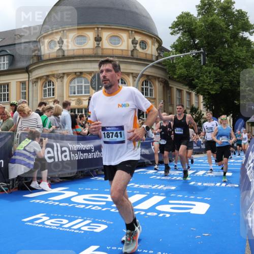 29.06.2025 - hella hamburg halbmarathon Strokosch-Dieckow http://msf.ph/oto/8307955 29.06.2025 10:56:21 Ziel 1193, 3048, 4029, 5465, 5672, 6399, 7547, 7742, 8863, 9622, 9903, 10665, 10789, 11231, 11309, 12348, 15300, 15818, 16257, 16375, 17734, 18117, 18495, 18652, 18741, 19152 meine-sportfotos.de