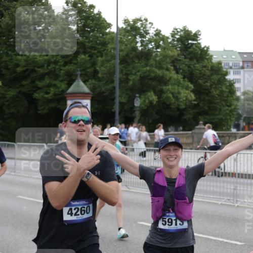 29.06.2025 - hella hamburg halbmarathon Jannik Wohlers http://msf.ph/oto/8307978 29.06.2025 10:38:18 Lombardsbrücke 56, 1390, 1721, 2576, 2660, 2693, 3216, 3323, 3726, 3927, 4028, 4259, 4260, 4316, 5617, 5684, 5913, 6695, 6696, 6875, 7148, 7263, 7371, 7561, 7692, 7849, 8367, 8583, 8635, 8747, 9004, 9455, 9708, 10604, 11059, 11635, 11697, 12028, 12072, 12075, 12577, 12722, 14096, 15755, 16181, 16346, 17250, 17333, 17478, 18050, 18471, 18504, 18709 meine-sportfotos.de