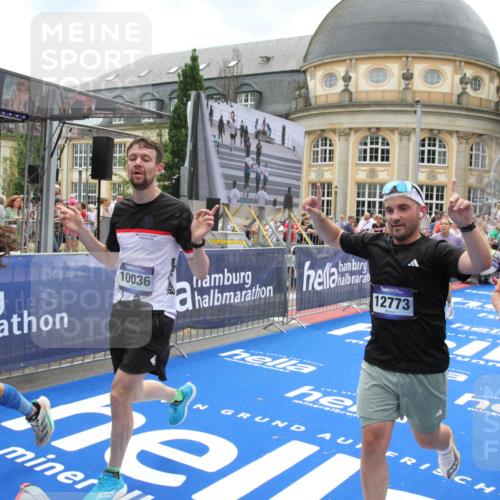 29.06.2025 - hella hamburg halbmarathon Michael Strokosch http://msf.ph/oto/8307998 29.06.2025 10:58:07 Ziel 1200, 1563, 1611, 3141, 4319, 4579, 6531, 6892, 8089, 10036, 10408, 11832, 12378, 12773, 13465, 13666, 15090, 15189, 15527, 18762 meine-sportfotos.de
