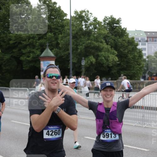 29.06.2025 - hella hamburg halbmarathon Jannik Wohlers http://msf.ph/oto/8308015 29.06.2025 10:38:18 Lombardsbrücke 56, 1390, 1721, 2576, 2660, 2693, 3216, 3323, 3726, 3927, 4028, 4259, 4260, 4316, 5617, 5684, 5913, 6695, 6696, 6875, 7148, 7263, 7371, 7561, 7692, 7849, 8367, 8583, 8635, 8747, 9004, 9455, 9708, 10604, 11059, 11635, 11697, 12028, 12072, 12075, 12577, 12722, 14096, 15755, 16181, 16346, 17250, 17333, 17478, 18050, 18471, 18504, 18709 meine-sportfotos.de