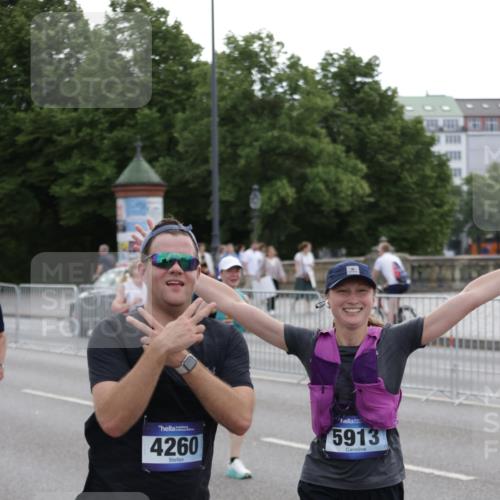 29.06.2025 - hella hamburg halbmarathon Jannik Wohlers http://msf.ph/oto/8308048 29.06.2025 10:38:18 Lombardsbrücke 56, 1390, 1721, 2576, 2660, 2693, 3216, 3323, 3726, 3927, 4028, 4259, 4260, 4316, 5617, 5684, 5913, 6695, 6696, 6875, 7148, 7263, 7371, 7561, 7692, 7849, 8367, 8583, 8635, 8747, 9004, 9455, 9708, 10604, 11059, 11635, 11697, 12028, 12072, 12075, 12577, 12722, 14096, 15755, 16181, 16346, 17250, 17333, 17478, 18050, 18471, 18504, 18709 meine-sportfotos.de