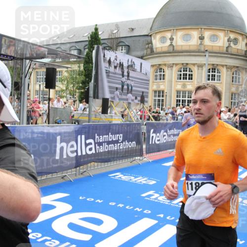 29.06.2025 - hella hamburg halbmarathon Michael Strokosch http://msf.ph/oto/8308060 29.06.2025 10:58:08 Ziel 1563, 1611, 3141, 4319, 4579, 6531, 6892, 8089, 10036, 10408, 11832, 12773, 13666, 15090, 15189, 15527 meine-sportfotos.de